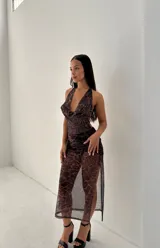 Vestido largo de mezcla de seda con estampado de leopardo y escote pronunciado.