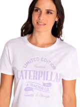 Remera blanca de algodón con cuello redondo y mangas cortas. Estampado frontal con el logo de Caterpillar en color lila.