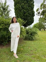 Pantalón de corte piyamero, con cintura ancha elastizada, bolsillos aplicados en la parte trasera y detalles en hilo al tono.