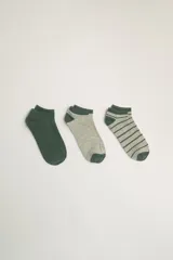 Pack de tres pares de medias soquete de algodón. Un par es de color verde liso, otro par es gris con talón y puntera verde, y el tercer par es gris a rayas horizontales verdes.