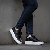 Championes con diseño de plataforma en color rosa, parte superior de gamuza y suela de goma, combinando estilo y comodidad.