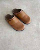 Sueco marrón de cuero vacuno con plantilla anatómica y empeine regulable.