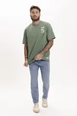 Pantalón de jean celeste, corte slim fit, con bolsillos delanteros y traseros.