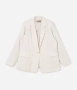 Blazer alargado color crudo, confeccionado en viscosa y lino. Tiene solapas, mangas largas, bolsillos, botón único delantero y botones en los puños.
