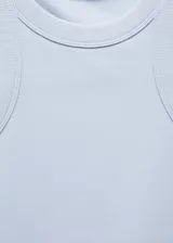 Musculosa blanca de algodón con cuello redondo y tejido de canalé.
