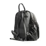 Mochila negra de símil cuero acolchado, con diseño de rombos y logo de XL Extra Large al frente. Tiene acceso con cierre, correa regulable y herrajes plateados.