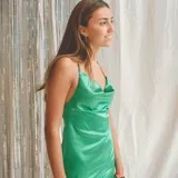 Vestido corto verde esmeralda de satén, con escote drapeado, tirantes finos y espalda semi descubierta.