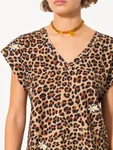 Remera de algodón con estampado animal print y flores blancas.