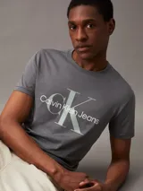 Remera gris de corte slim fit con cuello redondo y manga corta. Estampado frontal con el monograma de Calvin Klein Jeans en blanco y celeste.