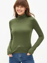 Polera marrón de cuello alto y mangas largas.