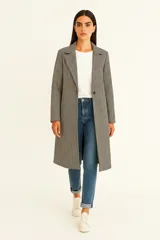 Tapado largo de mujer con cuello solapa y manga larga, confeccionado en tejido estampado pata de gallo en tonos blanco y negro/marrón.