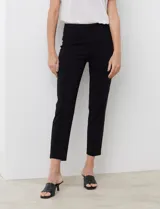 Pantalón de gabardina elastizada color azul marino, marca Ruby Rd. Tiro alto, corte recto, largo al tobillo, pretina ancha, bolsillos delanteros simulados y bolsillos traseros aplicados.