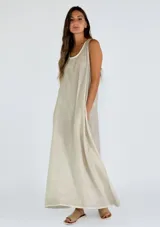 Vestido largo color beige, de corte suelto, sin mangas y con cuello redondo.