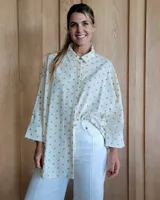 Camisa oversize color crema con estampado de lunares dorados, de mangas largas y cuello clásico.