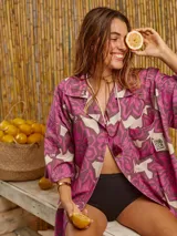 Camisa oversize de algodón con estampado abstracto en tonos rosa y blanco.