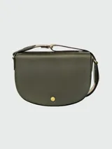 Bandolera Longchamp modelo Épure, color verde oliva, con correa de tela ajustable y cierre con broche metálico.