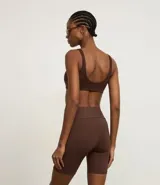 Bermuda deportiva color verde agua, de calce ajustado, con cintura ancha y confeccionada en poliamida.