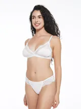 Conjunto de ropa interior de encaje negro con estampado abstracto en tonos grises y celestes. Incluye bralette con breteles finos regulables y vedetina con laterales de encaje.