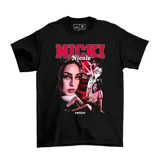 Remera negra de algodón con estampado de Nicki Nicole en el frente.