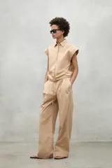 Pantalón celeste de corte ancho, cintura alta y pinzas delanteras.