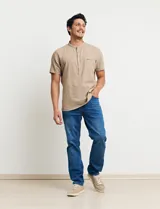 Camisa de manga corta color beige, con cuello mao y botones de coco.