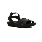 Sandalia casual de mujer en cuero negro, con tiras combinadas cruzadas y ajuste detrás del talón.