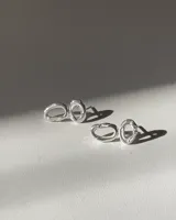 Par de aros pequeños de plata 950 con diseño orgánico e irregular, simulando eslabones o formas ovaladas abstractas.