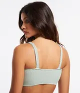 Soutien modelo top, color blanco, hecho en microfibra sin relleno, con aro, sin costura y con textura acanalada/trenzas.