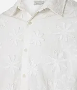 Camisa de hombre confeccionada en algodón, modelo comfort, color blanco con estampa bordada de flores. Posee cuello inglés, manga corta y abotonado delantero.