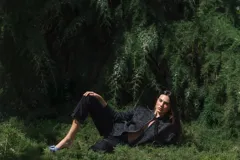 Cárdigan tejido con lurex y mostacillas, con escote en V y cierre frontal con lazo.