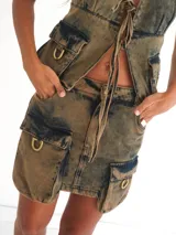 Minifalda de jean azul claro con bolsillos laterales y traseros.