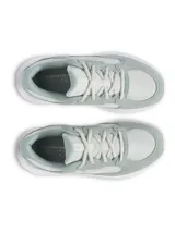 Zapatillas deportivas grises con detalles en celeste, marca Under Armour, modelo Charged Versurge.