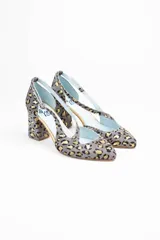 Zapato de tacón con estampado animal print gris y dorado, con puntera fina, talón descubierto y pulsera con hebilla lateral. Tacón ancho de 7 cm y suela de cuero.