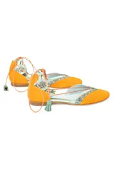 Bailarinas color naranja con detalles en celeste y glitter. Cuentan con cordones de algodón con borlas de ante, cuña interna de 1,5cm y suela de cuero. Incluyen plantilla de piel y plantilla extra de lana intercambiable.