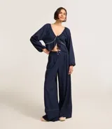 Pantalón pantalona azul marino de viscosa y lino, con cintura alta con botones y bajo largo.