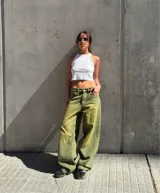 Pantalón de jean verde oliva de corte ancho.