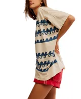 Remera color crema de manga corta holgada con estampado de olas azules.