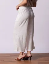 Pantalón wide leg color beige, marca Ninety. Con pretina ancha elastizada y lazo de ajuste.