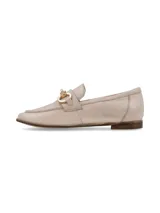 Mocasines de cuero color beige con detalle de hebilla dorada.
