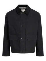 Campera utility de jean color negro, con cuello camisero, manga larga y cierre frontal de botones. Incluye dos bolsillos de parche con solapa en el pecho y dos bolsillos laterales.