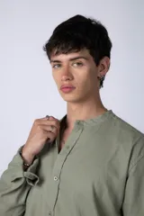 Camisa negra de lino con cuello mao, manga larga y corte clásico. Cierre frontal con botones.