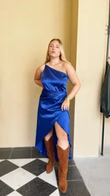 Vestido midi de satén azul eléctrico, con breteles finos, corte al bies y falda irregular con volados.