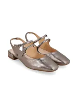 Ballerina destalonada plateada tipo mercedita con doble tira en empeine y tira trasera con elástico. Su punta semi cuadrada y su taco forrado apenas elevado hacen de esta chatita un calzado moderno y estiloso.