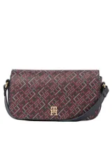 Cartera cruzada con solapa frontal, confeccionada en poliuretano con forro de poliéster. Presenta un estampado integral con el monograma TH en tonos azul marino y bordó, con detalles en blanco. Cuenta con correa larga ajustable y el monograma TH metálico dorado en la solapa.