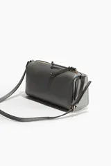 Cartera bandolera rectangular de cuero sintético color gris con cierre superior y correa ajustable.
