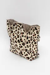 Bolso tipo tote bag con estampado de leopardo en tonos beige y marrón. Interior con estampado de cuadros pequeños en tonos marrón y beige.