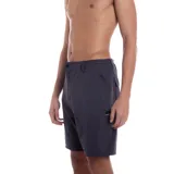 Bermuda de hombre color azul oscuro, con bolsillos laterales y traseros.