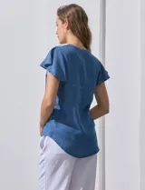 Blusa de tencel azul, marca Alex & Parker. Escote en V con botones y manga corta amplia con volados.