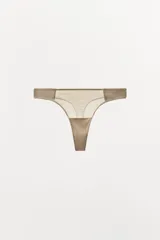 Tanga color visón con cintura elástica fina y detalle de combinación de tejidos a tono y tejido plisado.