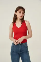 Musculosa roja de poliéster con bretel ancho, canalé, corte al cuerpo y cuello redondo.